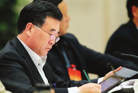 汪洋論“幸福廣東” 現(xiàn)場(chǎng)用IPad辦公