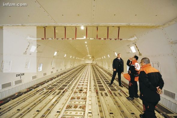 “重慶造”惠普筆記本電腦將隨著這架波音747貨機(jī)飛往歐洲。5年后，重慶即將成為全球最大的筆記本電腦基地，發(fā)展云計(jì)算，意味著向產(chǎn)業(yè)鏈的上游再進(jìn)了一步。 (東方IC/圖)