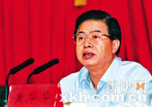 黃華華昨日表示，要促進政協(xié)委員以走訪、接訪、定期聯(lián)絡(luò)等形式深入社區(qū)、深入群眾，到群眾中找議題。