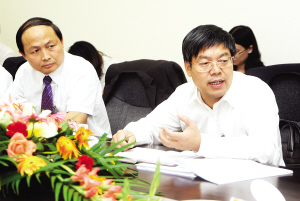 本報(bào)訊 （記者樊蕓）昨天下午，樓旭逵同志來到第十三代表團(tuán)和第九代表團(tuán)，與代表共商番禺未來發(fā)展大計(jì)(見圖，黃國宏攝)。