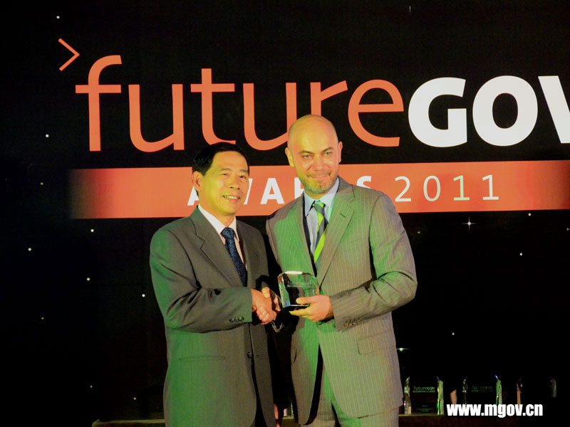 James Smith給張家生處長頒獎 - 未來政府獎頒獎晚會