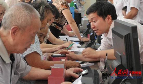 南昌市東湖區(qū)和市民政局工作人員向居家老人介紹專用手機如何使用。 南昌市東湖區(qū)和市民政局工作人員向居家老人介紹專用手機如何使用。