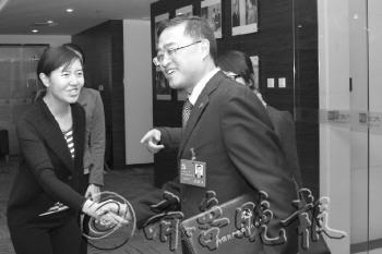 罵人副省長(zhǎng)陳鳴明另一面:排隊(duì)捐款微博上愛(ài)管雜事