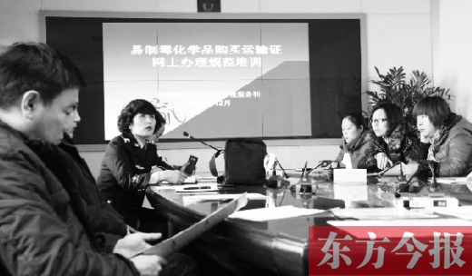 濟(jì)源行政服務(wù)中心公安局窗口的工作人員正在向60多家企業(yè)講解如何在網(wǎng)上審批