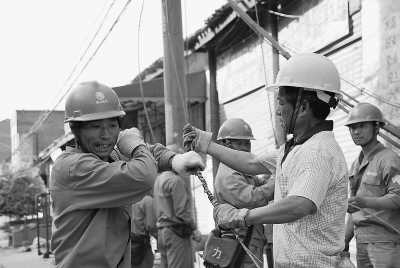 5月20日，四川省青川縣竹園鎮(zhèn)供電所工人正在余震中搶修高壓線