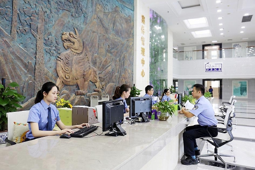 一名公安干警到該院案件管理中心大廳移送相關(guān)刑事案件材料 一名公安干警到該院案件管理中心大廳移送相關(guān)刑事案件材料