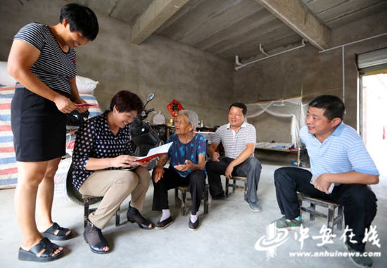 在方傳真老人家里，老人對(duì)扶貧專干的上門走訪很是熟悉，連連感謝。