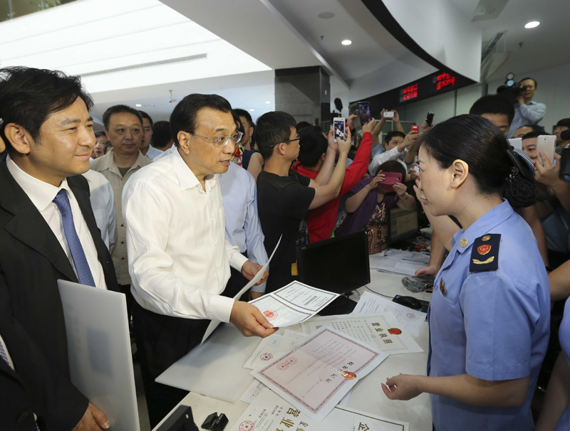 李克強(qiáng)談優(yōu)化營商環(huán)境： 既不忘“抓項(xiàng)目”老本事，更學(xué)習(xí)“造環(huán)境”新本領(lǐng)