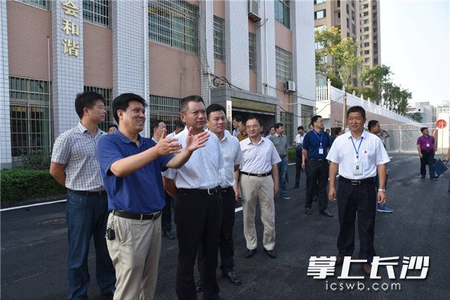 與會人員現(xiàn)場觀摩瀏陽市市、鄉(xiāng)、村三級政務公開標準化建設情況。