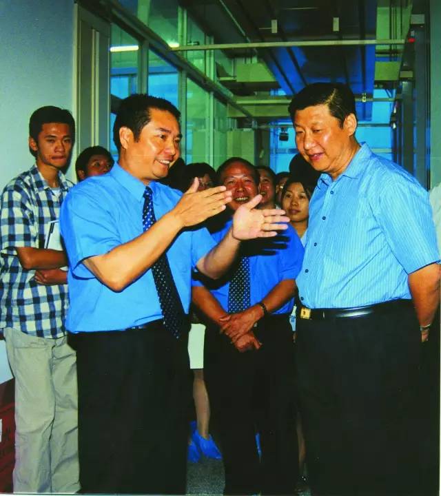 2001年10月，習(xí)近平總書記（時任福建省委副書記、省長）到中國電信福建分公司調(diào)研信息化建設(shè)。（資料圖片）