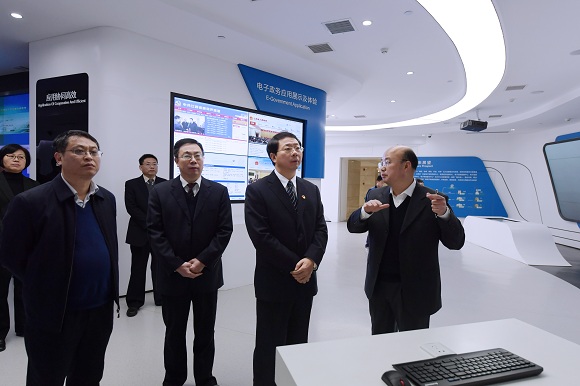 12月29日，省發(fā)改委黨組書記、主任張和平到省電子政務外網(wǎng)數(shù)據(jù)中心調(diào)研并為江西省大數(shù)據(jù)中心掛牌