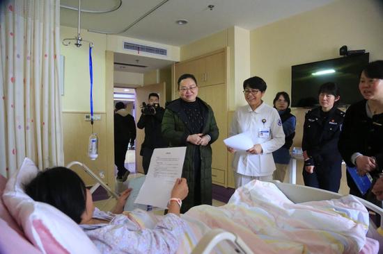 深化“最多跑一次” 東陽(yáng)新生兒尚在產(chǎn)房就領(lǐng)到了戶口簿