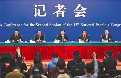 昨日，十三屆全國人大二次會議舉行記者會，全國人大監(jiān)察和司法委員會副主任委員徐顯明（中）、全國人大財政經(jīng)濟委員會副主任委員尹中卿（右二）等就“人大監(jiān)督工作”相關(guān)問題回答中外記者提問