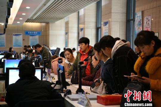 圖為民眾正在蘭州新區(qū)政務(wù)大廳咨詢辦理事項(xiàng)?！↑S帆 攝