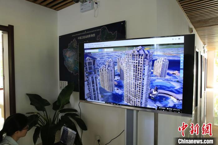 工作人員演示某高分?jǐn)?shù)據(jù)應(yīng)用平臺的三維影像功能?！⊥鯐员?攝