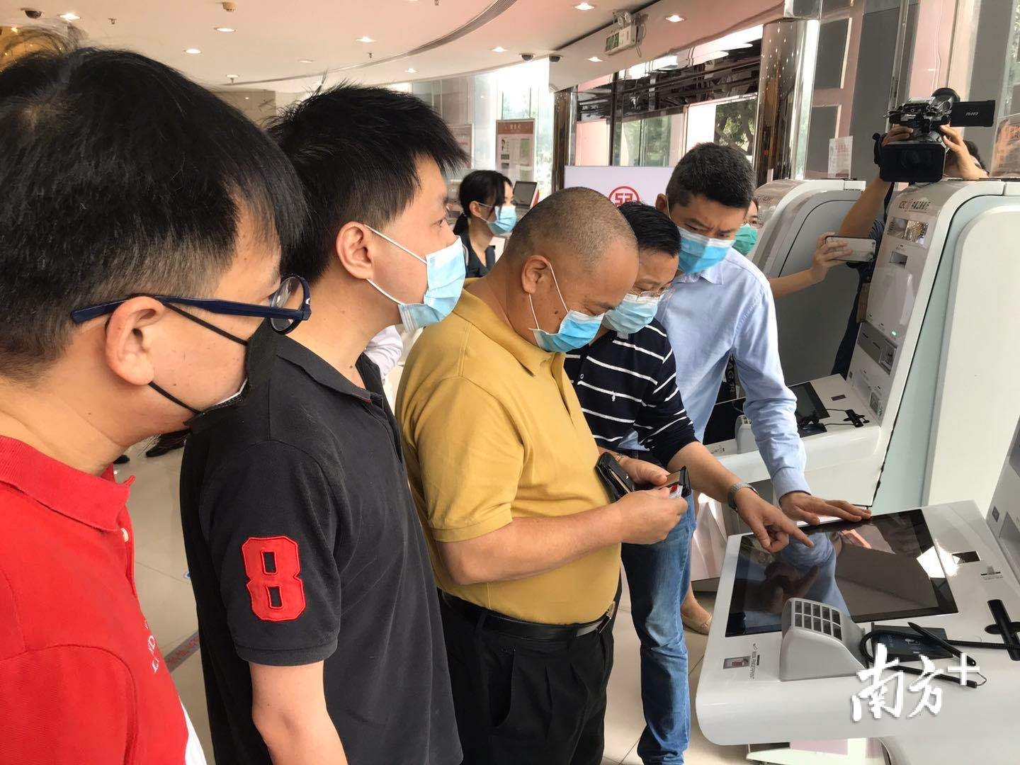 觀察團成員體驗政務(wù)服務(wù)進銀行。