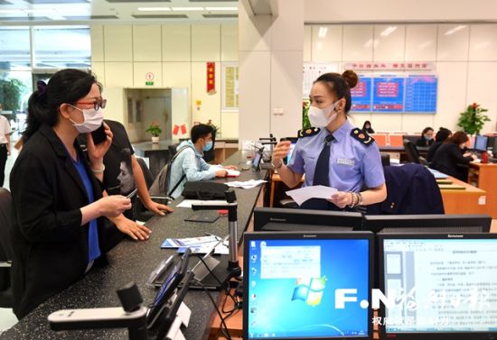 “秒批”服務(wù)簡化審批流程，提高審批效率。 記者 張人峰 攝