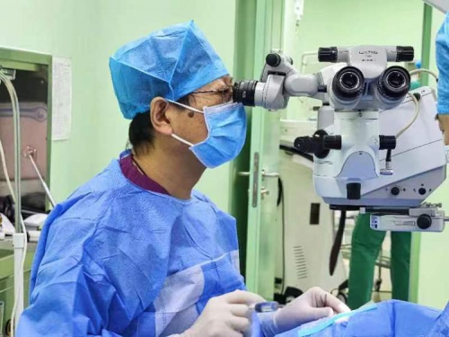 變身謠言“粉碎機(jī)”！濰坊眼科醫(yī)院?jiǎn)T工集體ICL晶體植入摘鏡直播圓滿完成