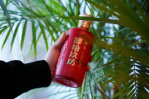 善釀?wù)哚u香型白酒肆拾玖坊入口綿柔不辣喉，回味綿長風(fēng)味正宗