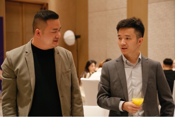 穿著西裝筆挺的男子與小孩

描述已自動生成