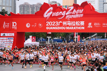 真“?！睍r刻！ 紅牛?維生素?；撬犸嬃现?023廣州馬拉松賽圓滿落幕