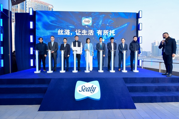 行業(yè)領(lǐng)袖及精英齊聚現(xiàn)場，由左至由：天貓家裝大件家具負(fù)責(zé)人尹山，萬豪中國采購部總監(jiān)Jeff Wang, 月星家居新零售連鎖集團執(zhí)行總裁吳丁劍，紅星美凱龍家居集團執(zhí)行總裁兼大營運中心總經(jīng)理朱家桂，絲漣品牌大使李娜，絲漣中國總經(jīng)理費鳴杰，居然之家執(zhí)行總裁王寧，上海海鷗麗晶酒店董事長王濤，京東家電家居生活事業(yè)部家具業(yè)務(wù)部總經(jīng)理毛雨辰.jpg